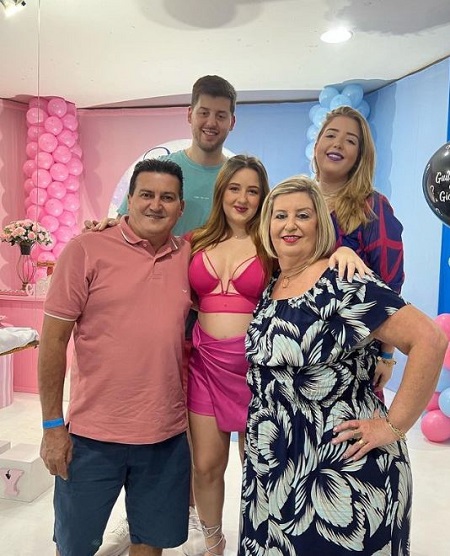 Jessica Rowling Arantes with her in laws