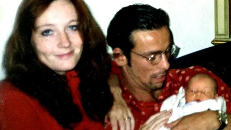 Jorge Arantes old image with his wife and daughter