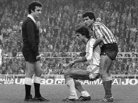 José María Enríquez Negreira (left) refereeing a game between Sevilla and Betis during the 1981-82 Liga season