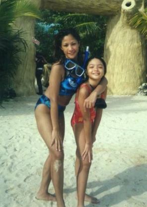 Kazel Kinouchi old image with her mom