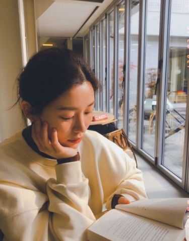 Lee Da likes reading books