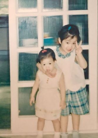 Lee Da old image with her elder sister