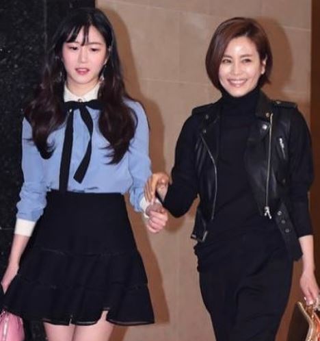 Lee Da with her mom