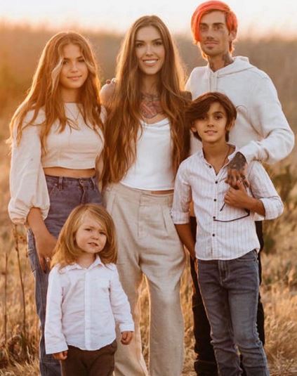 Sadie Raine Loza with her mother step father step brother and step sister