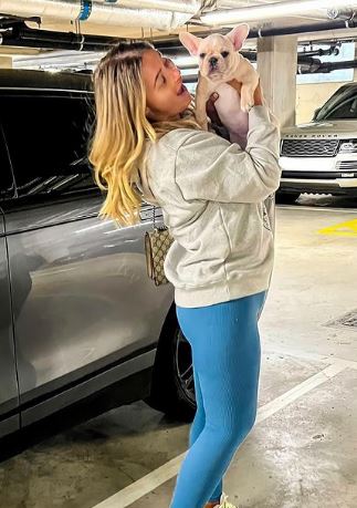 Shaughna Phillips likes dogs