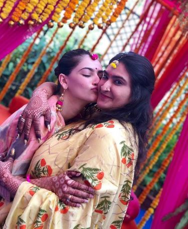 Shivaleeka Oberoi and her sister