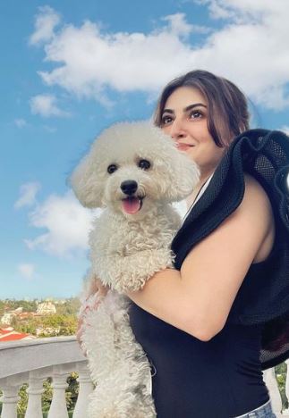 Shivaleeka Oberoi and pet dog Squishy
