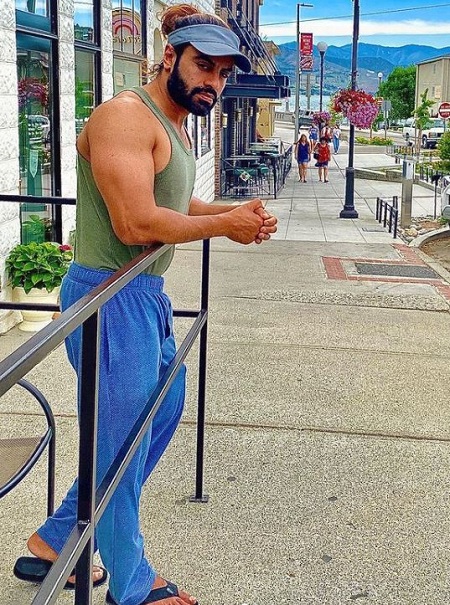 Aman Dhaliwal height