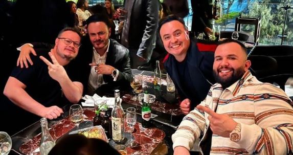 Carin with his friends