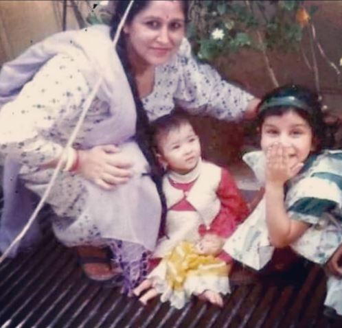 Childhood photo of Sheen with her mom and sister
