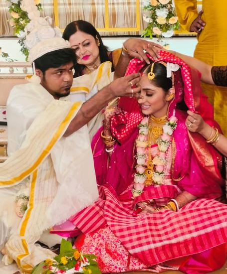 Durnibar Saha got married to Oindrila Sen aka Mohor Sen