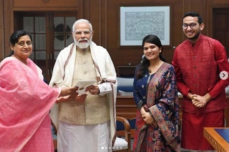 Geetansha Sood woth Prime Minister of Indian, her husband and her mother-in-law