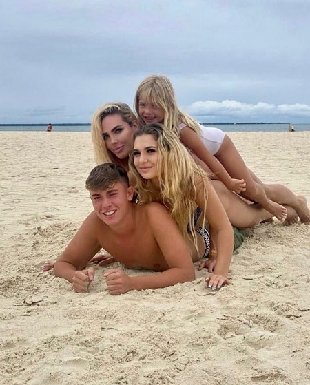 Ilary Blasi wit her three kids