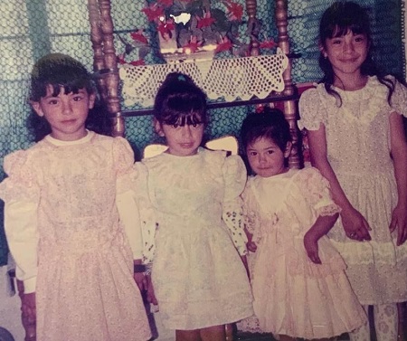 Mayra Flores childhood picture with her sisters