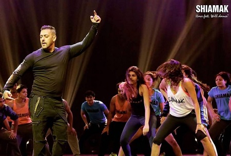 Meenal Sahu practicing with Salman Khan for Iifa awards dance performance