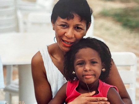 Nabiyah Be childhood picture with her mother