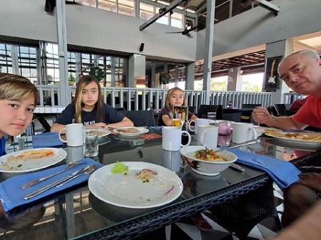 Nikmatul Rosidah husband with their kids