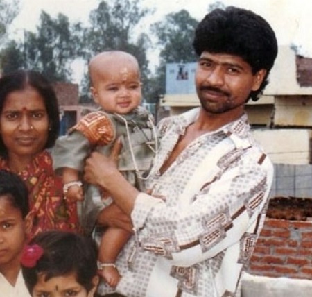 Rekha Mona Sarkar childhood picture with her father and mother