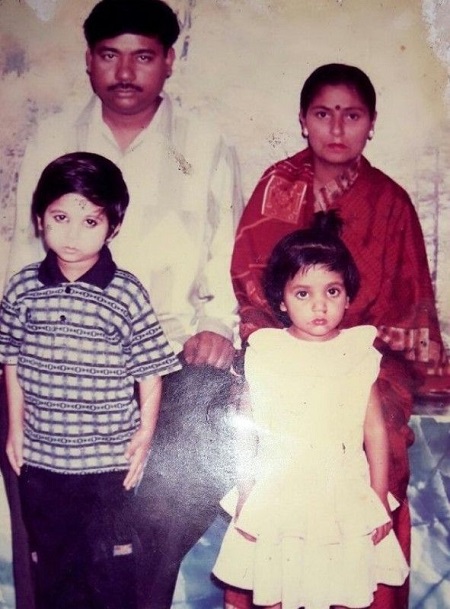Saika Ishaque childhood picture with her paretns and brother