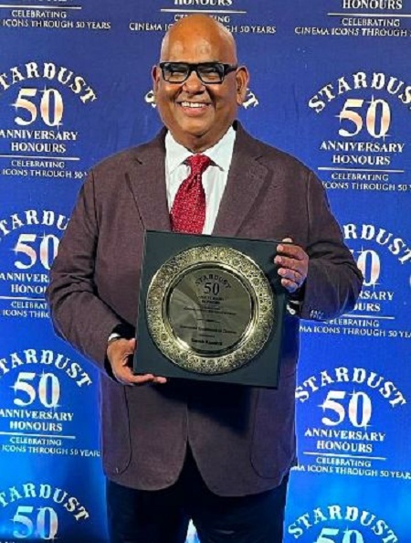 Satish Kaushik got Sustained Excellence in Cinema award from Stardust