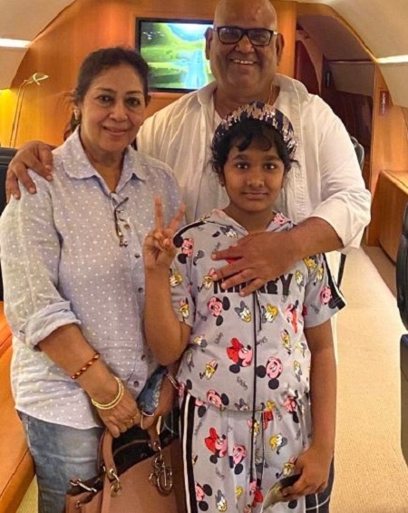 Satish Kaushik with his wife and daughter