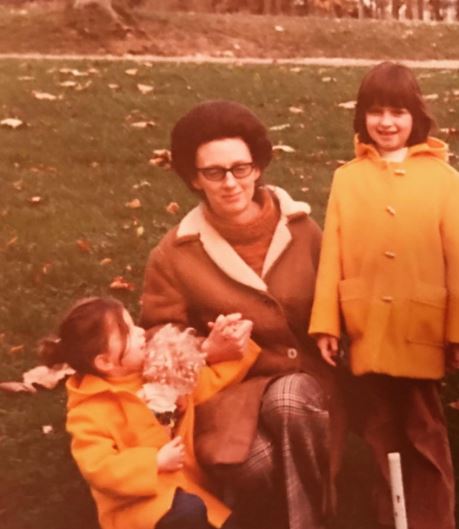 Young Solen with her mother and sibling