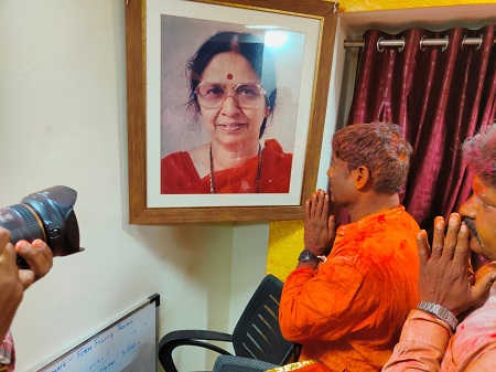 ravindra dhangekar mother
