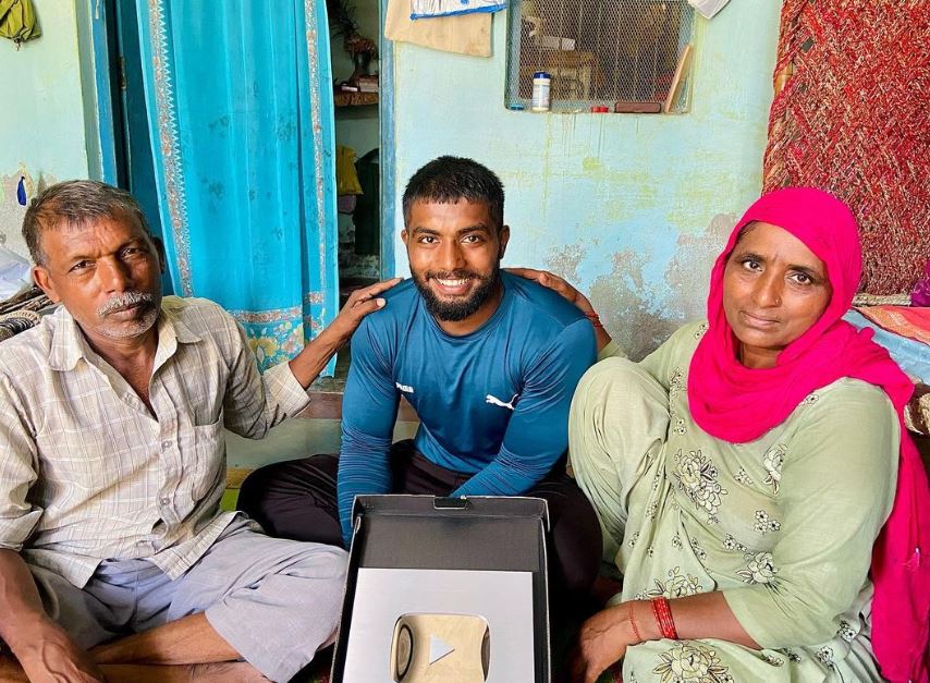 Ankit Baiyanpuria with his parents