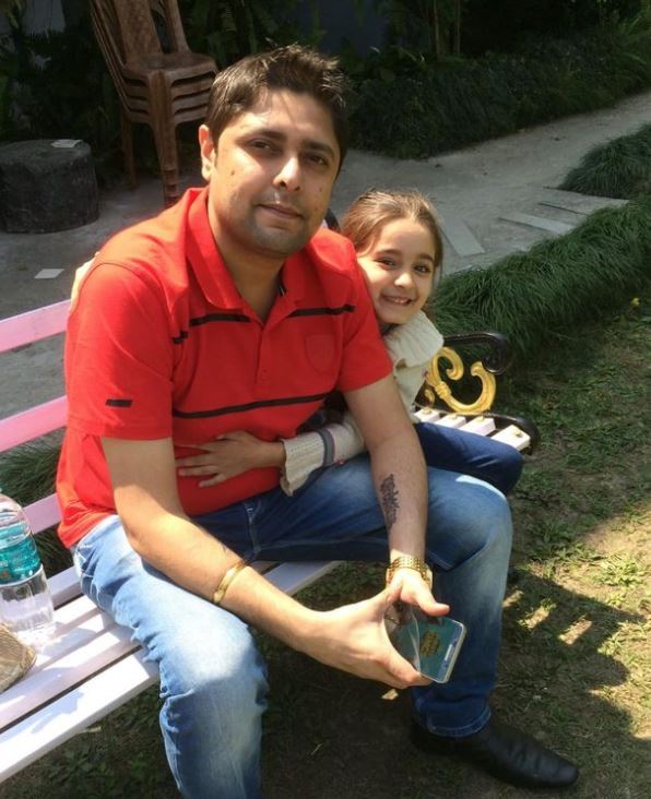 Childhood photo of Naisha with her father Rohit Khanna