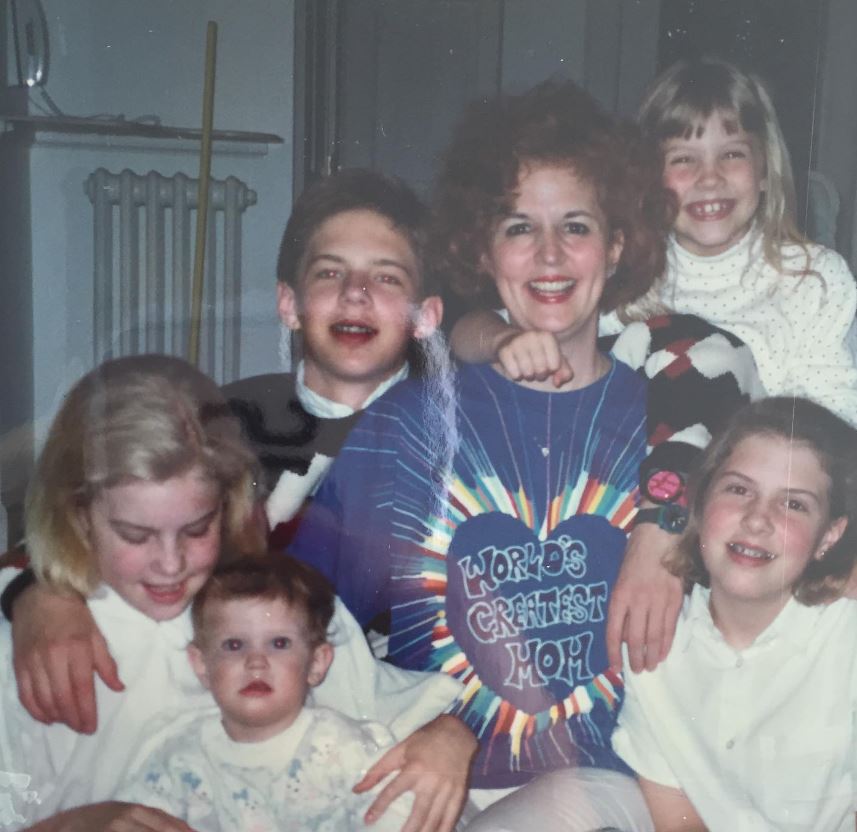 Childhood photo of Anna Kloots with her mother and siblings