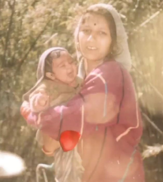 Childhood photo of Komal Saklani with her mother