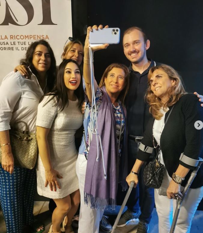 Hananya Naftali with his friends