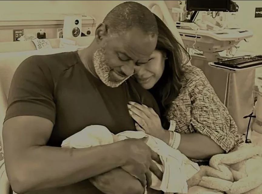 Leilani Malia Mendoza and Brian McKnight with their son