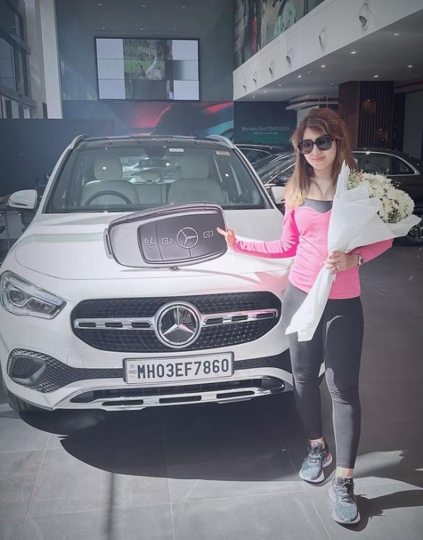 Sana Raees Khan car