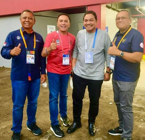 Achsanul Qosasi with his friends