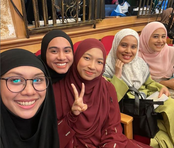 Aisyah Hijanah with family