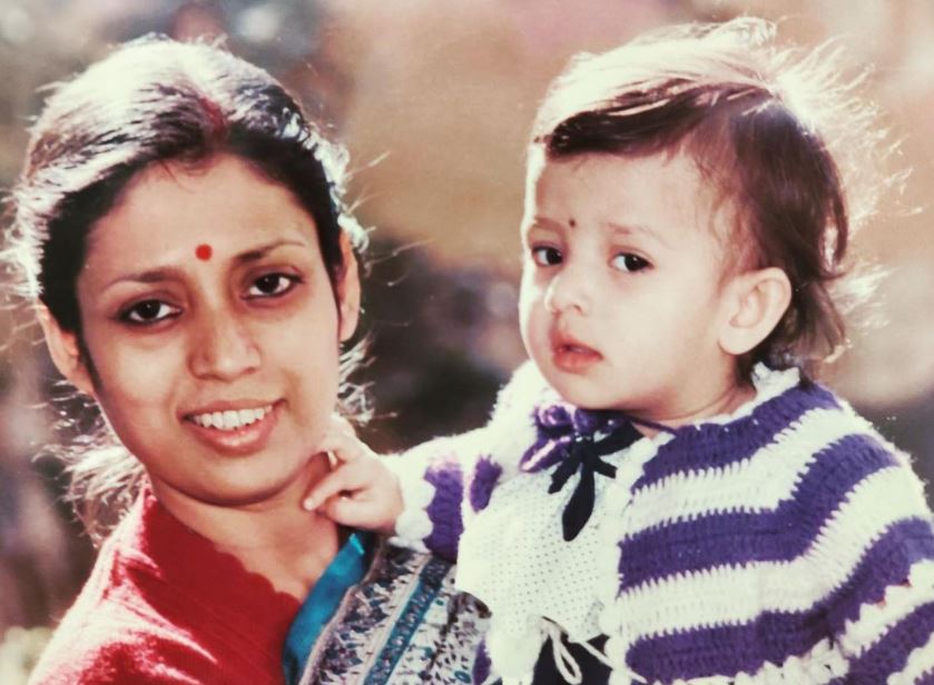 Childhood photo of Piya Chakraborty with her mother