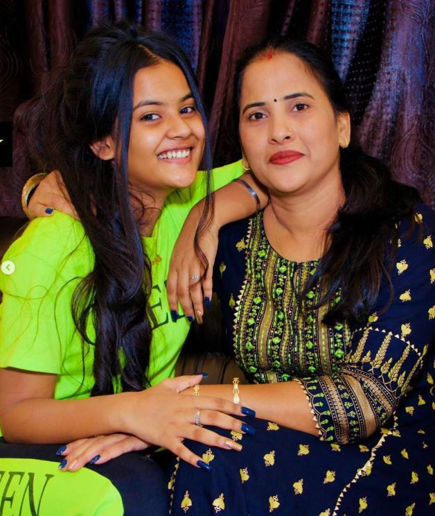 Gungun Gupta with her mother