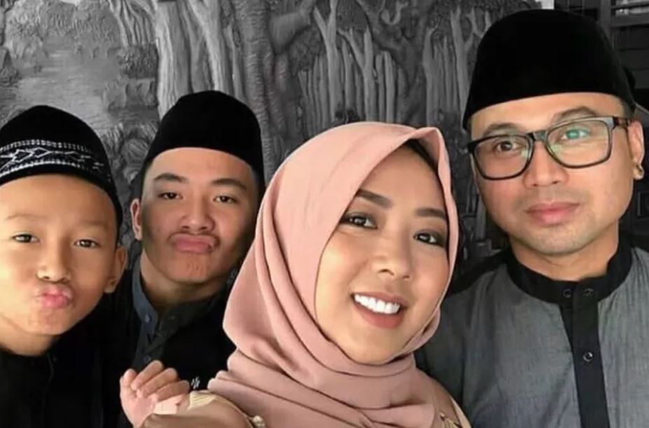 Herwan Prandoko with his wife and kids