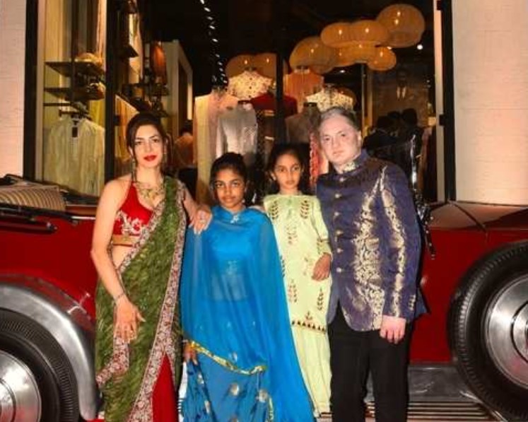 Nisa Singhania with her parents, and Sibling