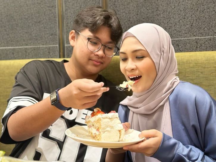 Siti Nordiana and her son