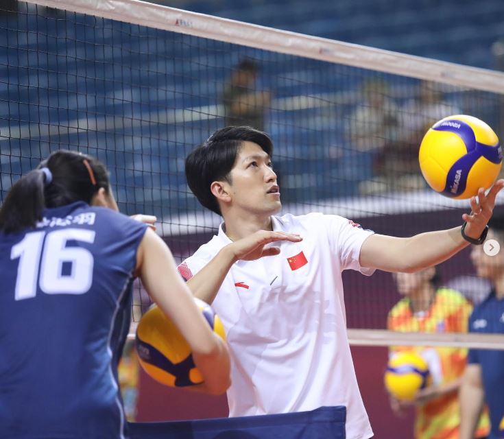 Taka Minowa is a volleyball coach