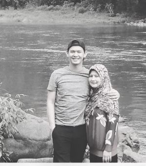 Andi Arsyil Rahman with his mother