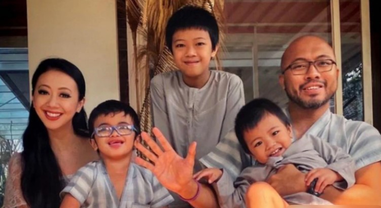 Asri Welas with her husband and kids