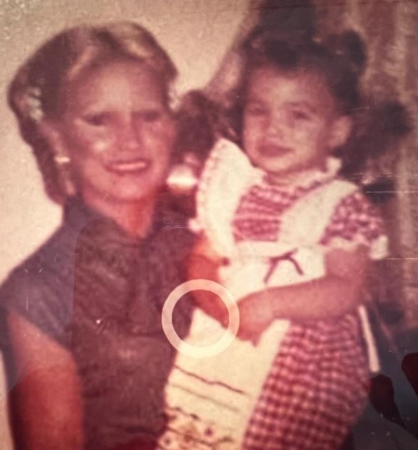 Childhood photo of Mireddys with her mother
