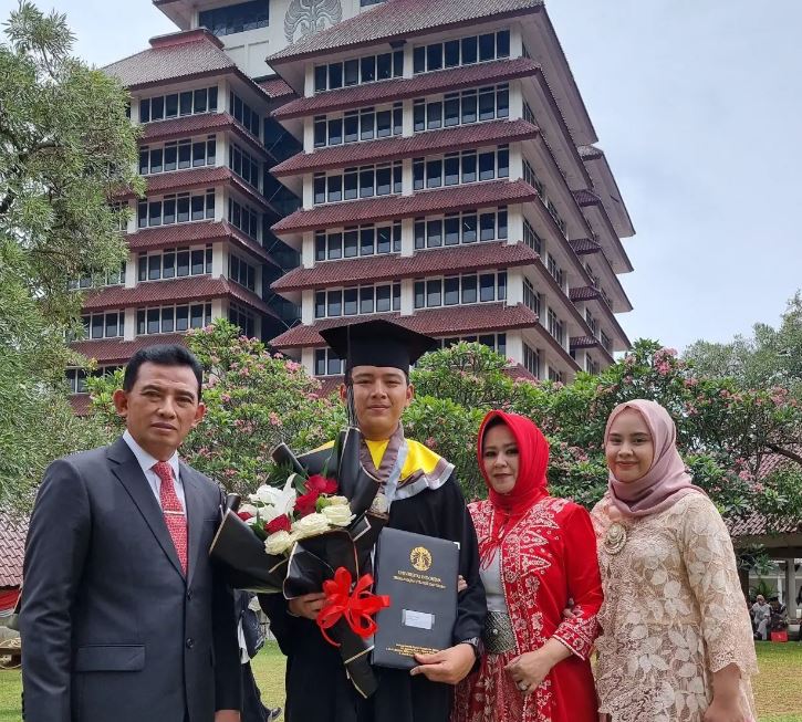 Hafiz Prasetia Akbar with his parents and sister