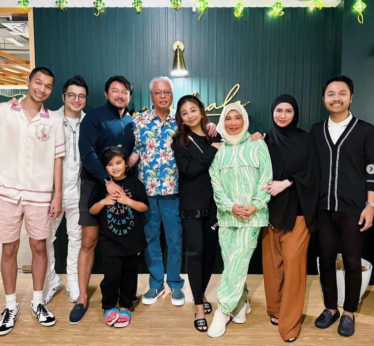 Jovian Mandagie and his family