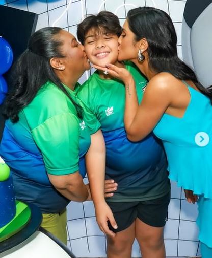 Mileide Mihaile with her brother and mother