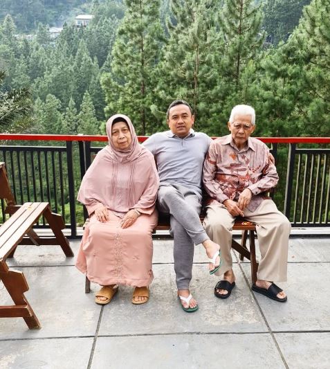 Najib Wahab with his parents