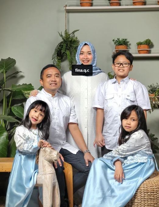Najib Wahab with his wife and kids